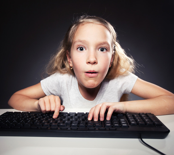 Kind schaut auf Computer - Foto, Bild