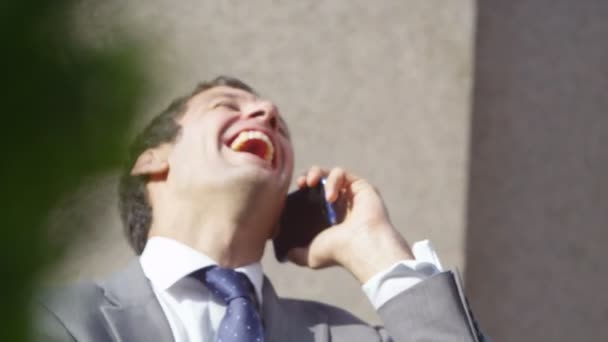 businessman having phone conversation - Záběry, video