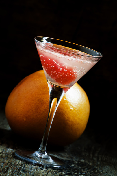 Pink cocktail with grapefruit and soda in a martini glass - Zdjęcie, obraz