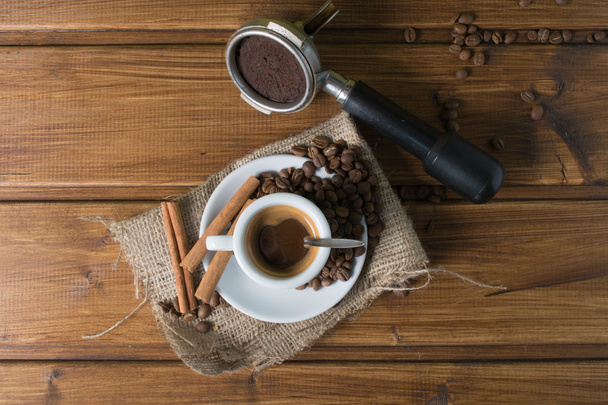csésze eszpresszó kávé, fából készült háttér - Fotó, kép