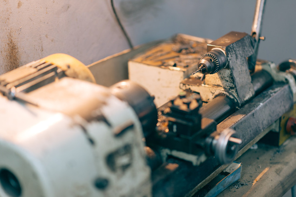 Vintage lathe.Selective focus and small depth of field.. - Foto, imagen