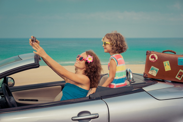 Ευτυχισμένη οικογένεια ταξίδια με αυτοκίνητο - Φωτογραφία, εικόνα