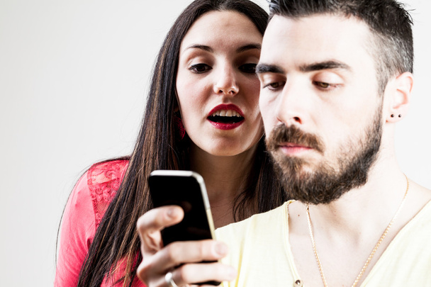 женщина шпионит за его мужчиной на его мобильном
 - Фото, изображение