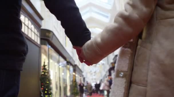 couple shopping at Christmas time - Footage, Video