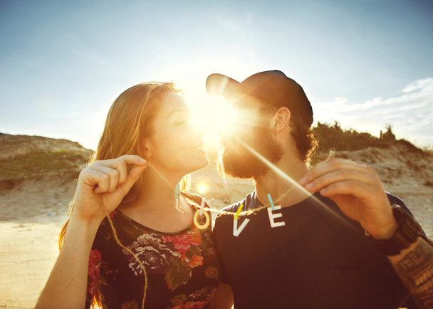 ευτυχισμένο ζευγάρι στην αγάπη για τους αμμόλοφους, έννοια της του Αγίου Βαλεντίνου D - Φωτογραφία, εικόνα