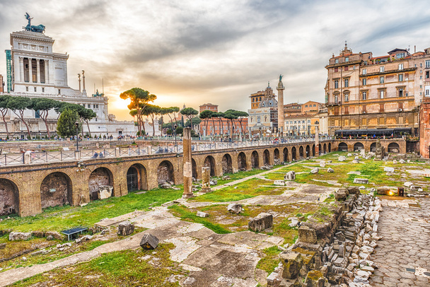 trajanmarkt, ruinen in der via dei fori imperiali, rom, italien - Foto, Bild