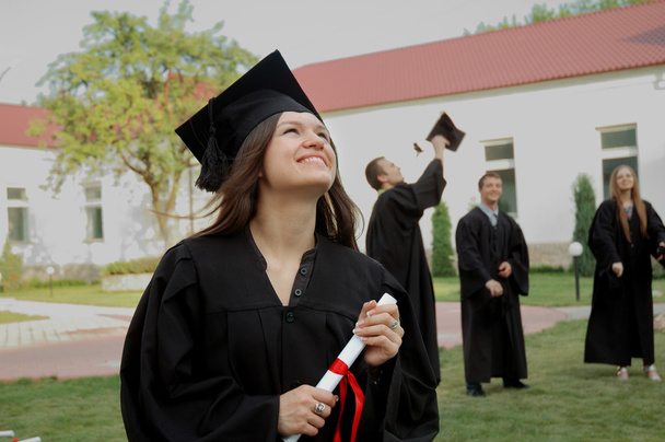 Felice laureato con diploma in mano guardando il cielo
 - Foto, immagini