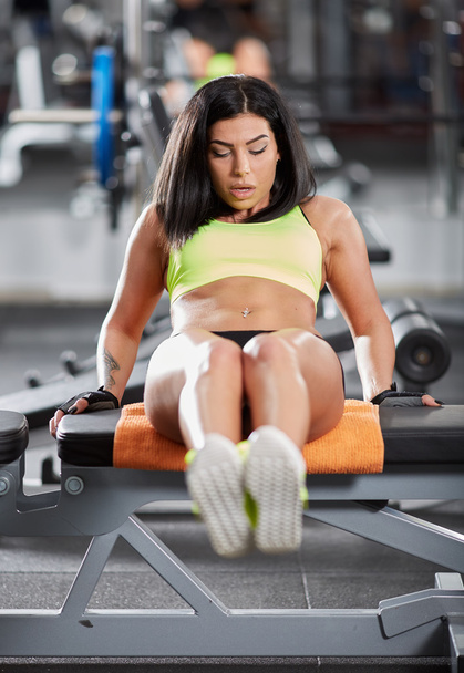 woman at the gym doing abs crunches - Фото, зображення