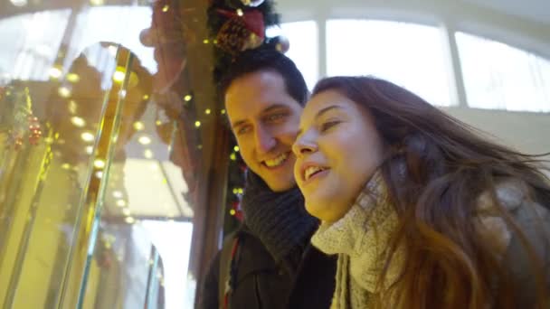 couple shopping at Christmas time - Footage, Video