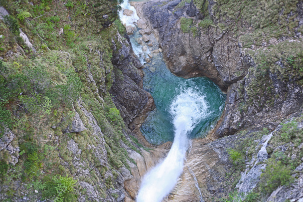 La cascade dans le canyon "PXollatschlucht" près du château "Neuschwanstein" en Bavière
 - Photo, image