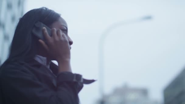  woman talking on mobile phone - Footage, Video