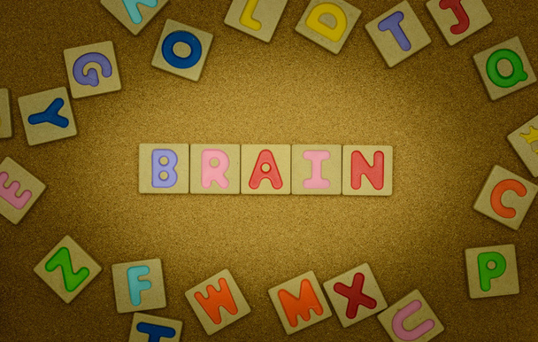 Ahşap arka plan üzerinde beyin kelime - Fotoğraf, Görsel