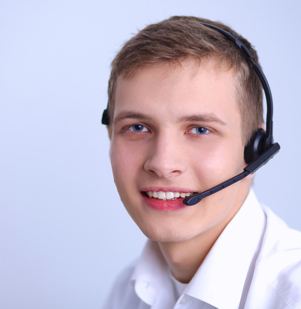 Operador de atención al cliente con auriculares aislados sobre fondo blanco
 - Foto, Imagen
