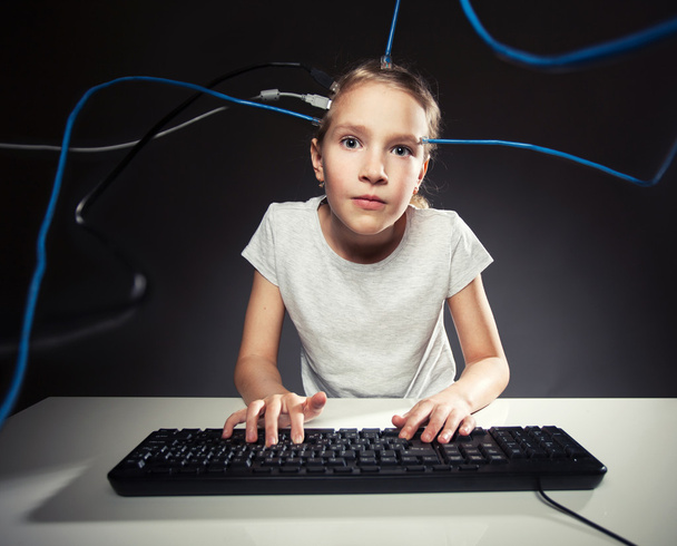 Kind op zoek naar een computer - Foto, afbeelding
