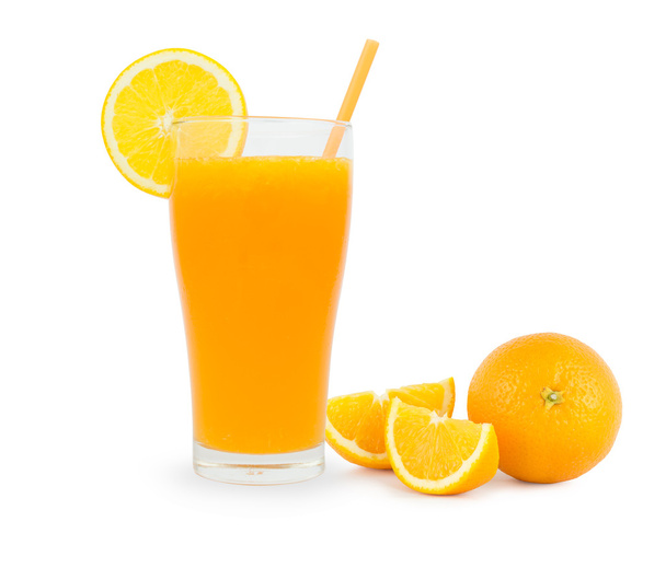 Volledig glas sinaasappelsap op witte achtergrond - Foto, afbeelding