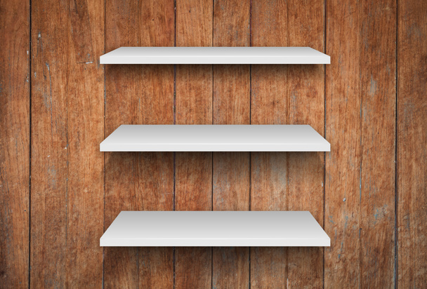 Tres estantes blancos sobre fondo de textura interior de madera
 - Foto, Imagen