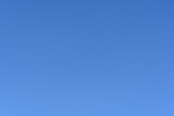 Чисте небо вдень
 - Фото, зображення