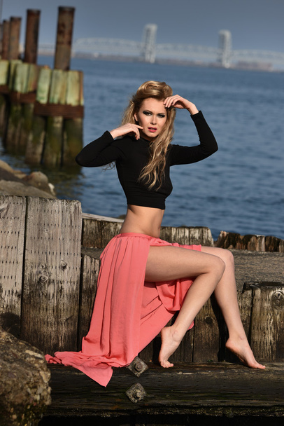fashion model posing on the pier - Foto, Imagem