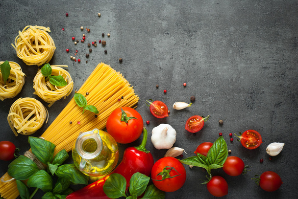 Ainesosat ruoanlaittoon italialaista pastaa - Valokuva, kuva