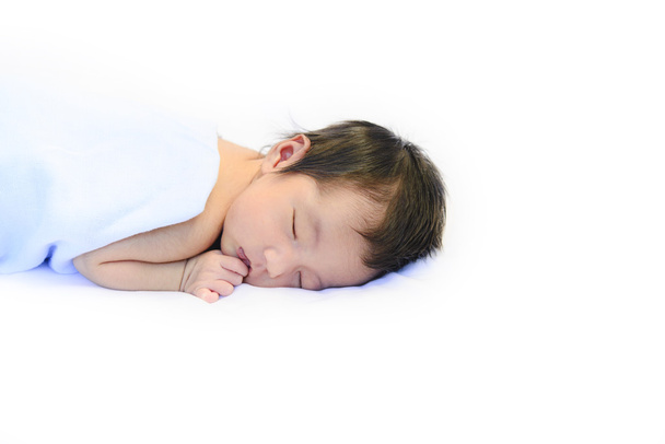 Cute new born baby sleeping on white cotton blanket  - 写真・画像