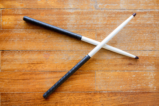 Tamaño 5A palillos de hickory pintados de blanco
 - Foto, imagen