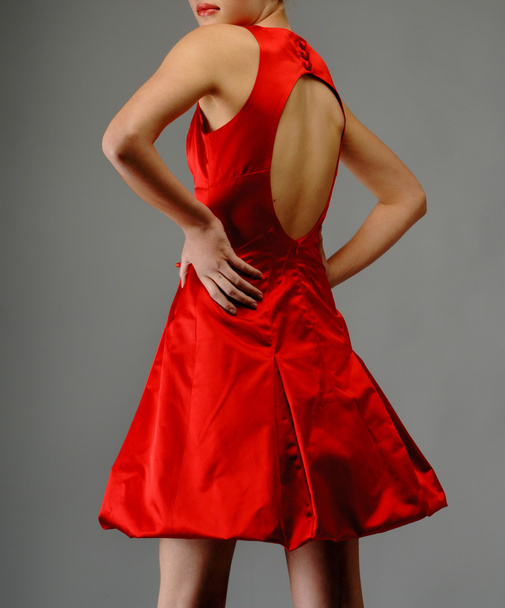 κομψή γυναίκα σε πολυτελή μόδα κόκκινο φόρεμα - Φωτογραφία, εικόνα