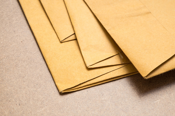 Pilha de envelopes castanhos usados
 - Foto, Imagem