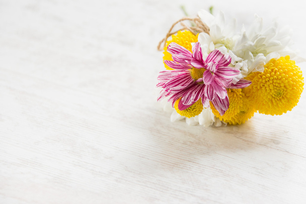 Fresh flowers bouquet on a white wood rustic background - Φωτογραφία, εικόνα