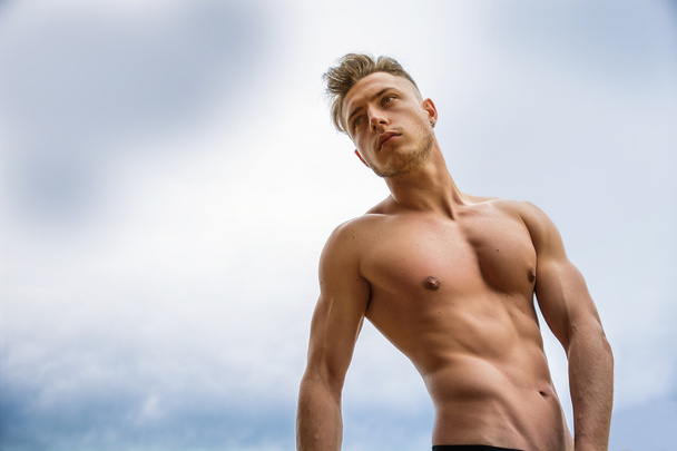 Handsome shirtless muscular young man outdoor - Foto, afbeelding