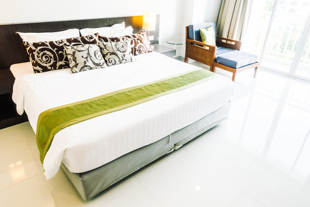 Belos travesseiros de luxo na cama
 - Foto, Imagem