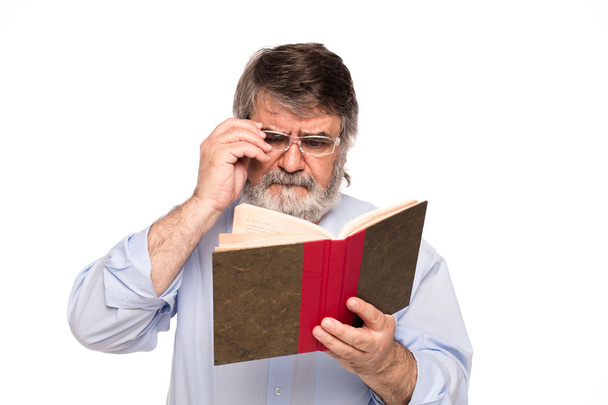 old man with glasses reading a book - Φωτογραφία, εικόνα
