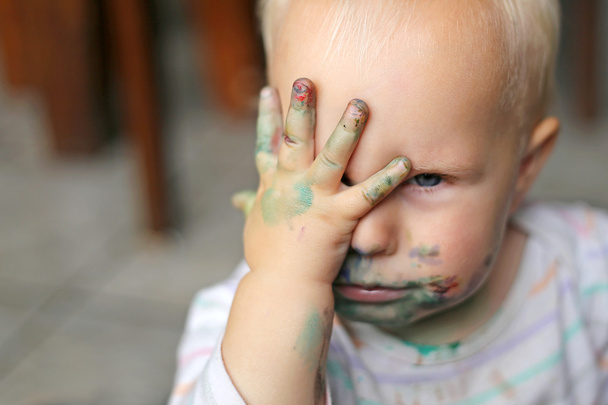 Špinavá holčička zamračeně rukou obličej - Fotografie, Obrázek