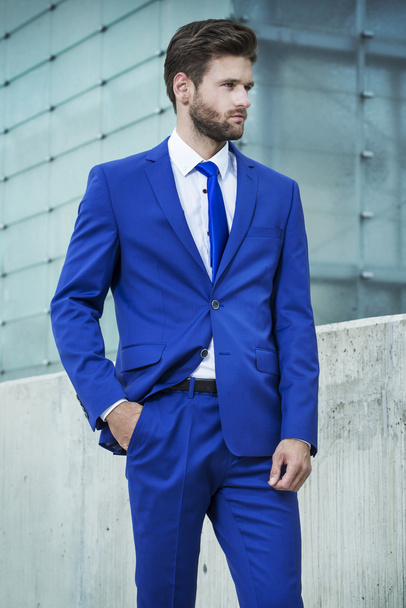 Hombre guapo en un traje azul en el fondo de la ciudad
 - Foto, imagen