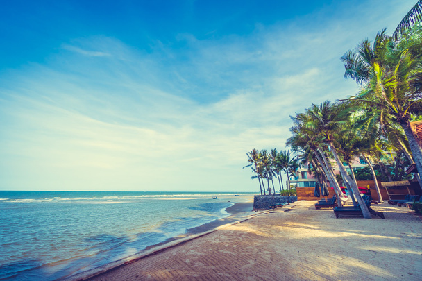 Парасольки та стільці на красивому тропічному пляжі
 - Фото, зображення