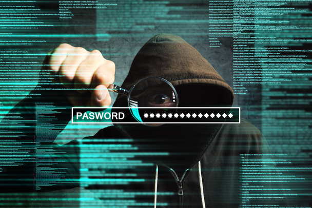 Με κουκούλα υπολογιστή hacker με μεγεθυντικό φακό κλέβει internet p - Φωτογραφία, εικόνα