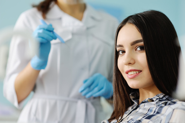 beautiful young girl in the dentist's chair - Foto, imagen