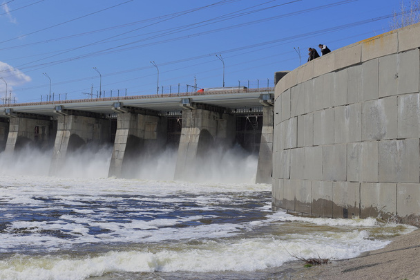 Une énorme force d'eau et la nature au barrage
 - Photo, image
