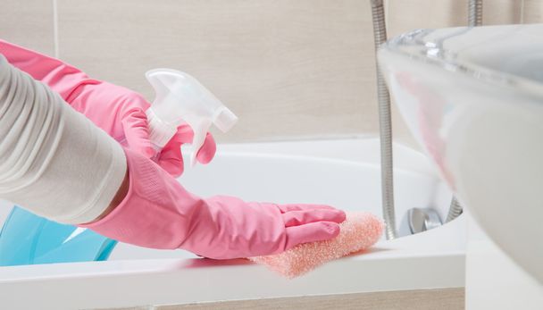 Housemaid cleaning a bathroom - Foto, immagini