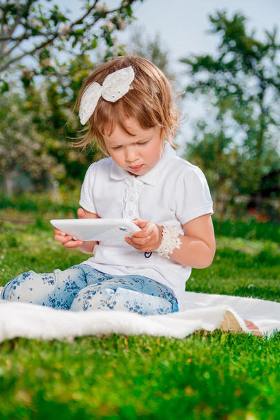  Little girl Using a Tablet - Foto, Imagen