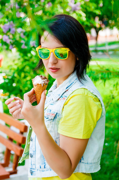 menina segurar delicioso sorvete
 - Foto, Imagem