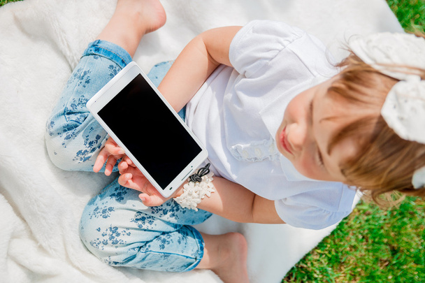 Μικρό κοριτσάκι με Tablet - Φωτογραφία, εικόνα