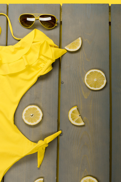 Жовтий купальник, шорти для плавання
 - Фото, зображення