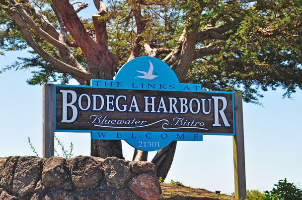 Καλιφόρνια, ΗΠΑ: το σημάδι του μπιστρό στο Bodega λιμάνι στο Bodega Bay, στην παραθαλάσσια πόλη που είναι διάσημη για την ύπαρξη το σύνολο για την ταινία του 1963-αμερικανικό θρίλερ τρόμου τα πουλιά του Άλφρεντ Χίτσκοκ - Φωτογραφία, εικόνα