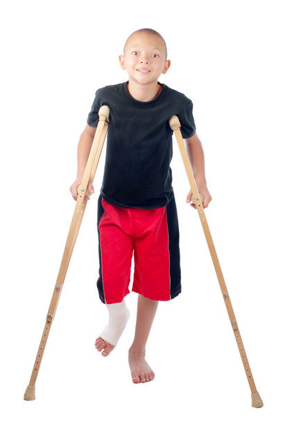 松葉杖を持つ少年 - 写真・画像