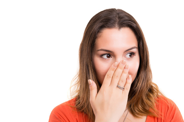 Έκπληκτος νεαρή γυναίκα, που καλύπτουν το στόμα  - Φωτογραφία, εικόνα