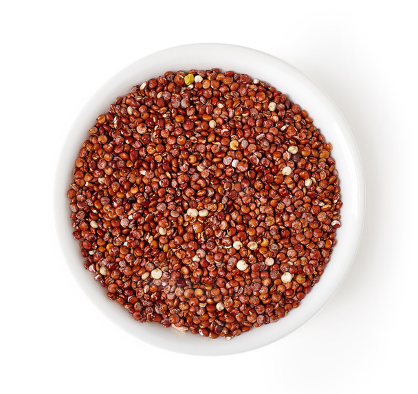 Kom met rode quinoa geïsoleerd op wit, van bovenaf - Foto, afbeelding