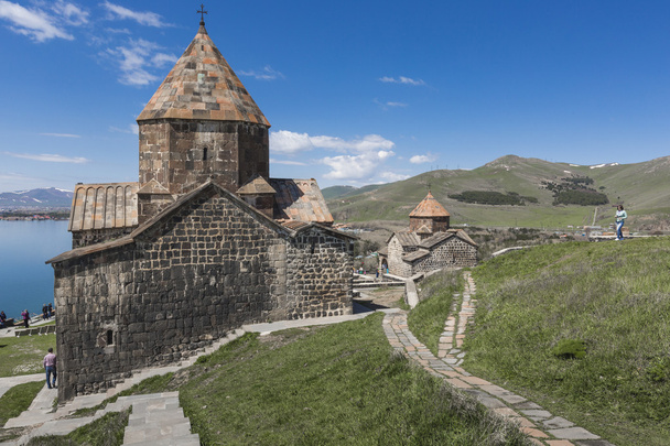 El monasterio armenio del siglo IX de Sevanavank en el lago Sevan. - Foto, imagen