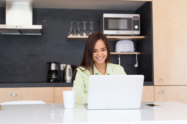 Young woman working at home  - Foto, Bild