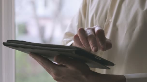 man using tablet computer touchscreen - Záběry, video