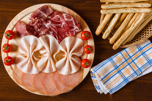 Palitos y servilletas de tabla de cortar salami
 - Foto, Imagen